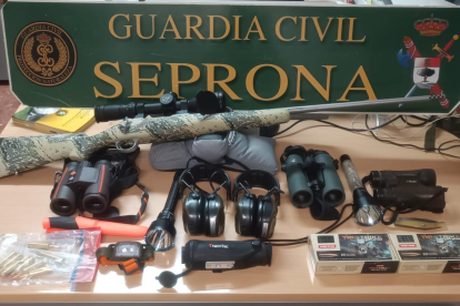 Armas y elementos de caza que la Patrulla de Almazán encontró a bordo del vehículo