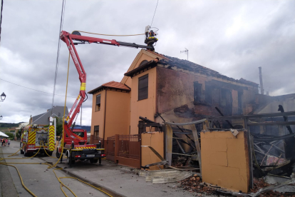 Un incendio provoca daños materiales en una vivienda de dos plantas de Cacabelos (León).