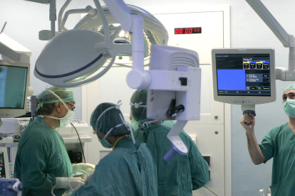 Interior de un quirófano durante una intervención