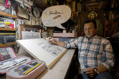 El dibujante Manolo Cascallana en su estudio de Ponferrada