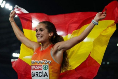 Marta García con la bandera de España festejando un triunfo