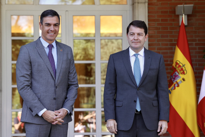 El presidente del Gobierno, Pedro Sánchez, recibe al presidente de la Junta, Alfonso Fernández Mañueco.