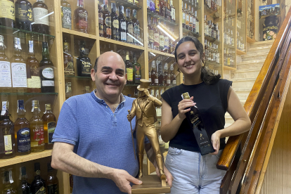 Luis Vara y su hija Natalia posan con la silueta de Johnnie Walker en un rincón del Museo del Whisky en Pobladura del Valle.  /