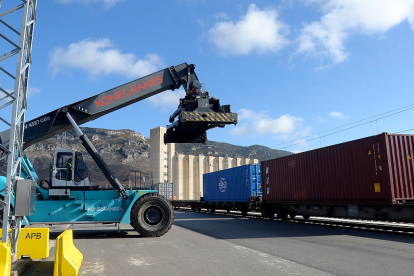 Carga mercancía en contenedores en el Puerto Seco de Pancorbo (Burgos). ICAL