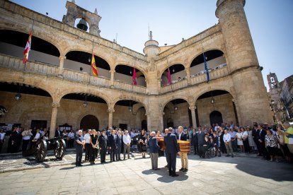 La Corporación municipal de Ciudad Rodrigo rinde honores a la figura de Manuel Delgado Sánchez-Arjona, primer alcalde de la democracia en Ciudad Rodrigo, recientemente fallecido.