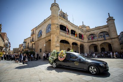 La Corporación municipal de Ciudad Rodrigo rinde honores a la figura de Manuel Delgado Sánchez-Arjona, primer alcalde de la democracia en Ciudad Rodrigo, recientemente fallecido.