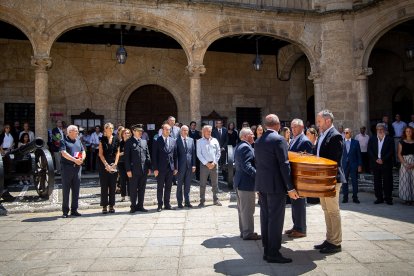 La Corporación municipal de Ciudad Rodrigo rinde honores a la figura de Manuel Delgado Sánchez-Arjona, primer alcalde de la democracia en Ciudad Rodrigo, recientemente fallecido.