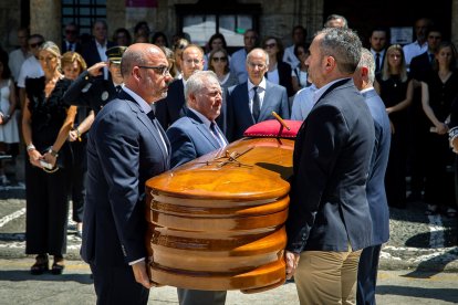 La Corporación municipal de Ciudad Rodrigo rinde honores a la figura de Manuel Delgado Sánchez-Arjona, primer alcalde de la democracia en Ciudad Rodrigo, recientemente fallecido.