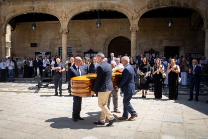 La Corporación municipal de Ciudad Rodrigo rinde honores a la figura de Manuel Delgado Sánchez-Arjona, primer alcalde de la democracia en Ciudad Rodrigo, recientemente fallecido.