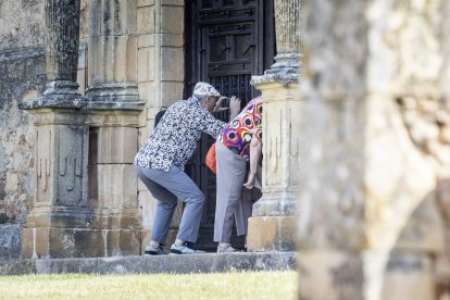 Dos personas sacan una foto del interior del templo cerrado