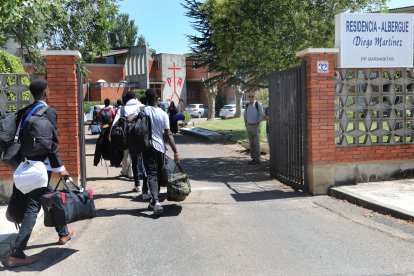 Llegada de 90 subsaharianos al centro Barnabitas, gestionado por la orden San Juan de Dios, son adultos de Mali y Senegal