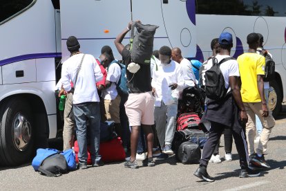 Llegada de 90 subsaharianos al centro Barnabitas, gestionado por la orden San Juan de Dios, son adultos de Mali y Senegal