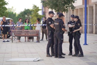 Agentes de la Policía Nacional, en el número 4 de la calle Sisón de Valladolid.