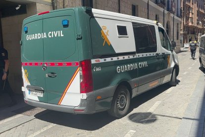 El furgón de la Guardia Civil con el acusado de asesinar a su mujer en Valladolid sale del Juzgado camino de la cárcel