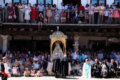 Ofertorio y bailes en la festividad de la Virgen de la Asunción en La Alberca