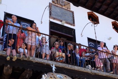 Ofertorio y bailes en la festividad de la Virgen de la Asunción en La Alberca