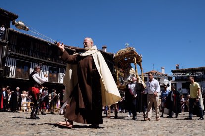 Ofertorio y bailes en la festividad de la Virgen de la Asunción en La Alberca