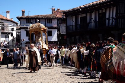 Ofertorio y bailes en la festividad de la Virgen de la Asunción en La Alberca