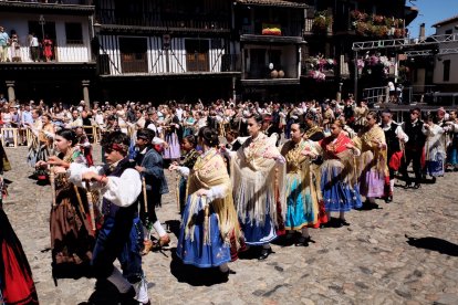 Ofertorio y bailes en la festividad de la Virgen de la Asunción en La Alberca