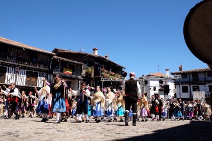 Ofertorio y bailes en la festividad de la Virgen de la Asunción en La Alberca