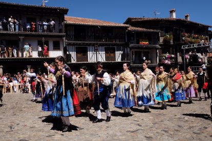 Ofertorio y bailes en la festividad de la Virgen de la Asunción en La Alberca