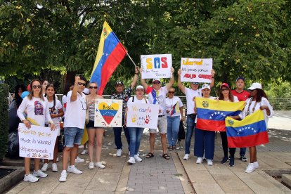 La comunidad venezolana de León se manifiesta contra el régimen de Maduro