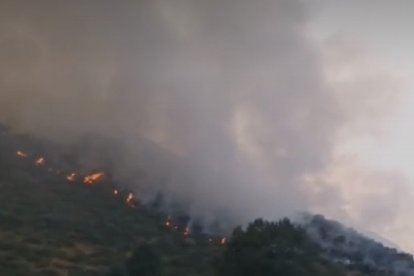 Incendio en Laciana en el entorno de Villablino en León