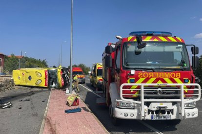 Los bomberos de Ávila intervienen en el accidente mortal de Muñogalindo, con la ambulancia volcada.