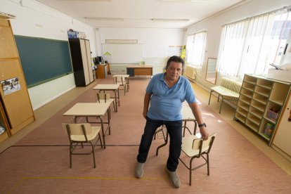 Ángel Vegas, alcalde de Lomoviejo, en la escuela que ha cerrado por falta de alumnos.