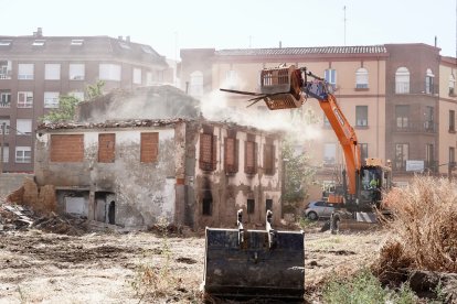 Derribo del inmueble en estado de ruina ubicado en la calle Los Osorios de León