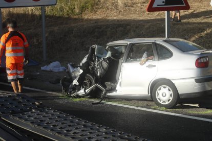 Estado en el que quedó el coche en el que viajaban las fallecidas tras la colisión.