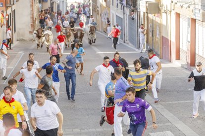 Los toros pasan de tres en tres tanto por el paso de 'Las Máquinas', como por las calles de Cuéllar