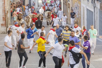 Los toros pasan de tres en tres tanto por el paso de 'Las Máquinas', como por las calles de Cuéllar