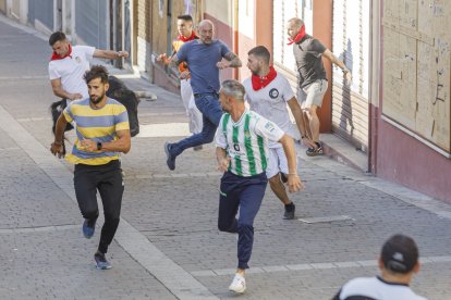 Los toros pasan de tres en tres tanto por el paso de 'Las Máquinas', como por las calles de Cuéllar