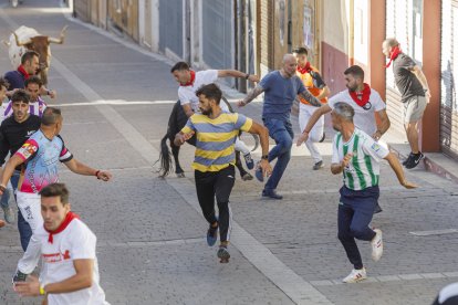 Los toros pasan de tres en tres tanto por el paso de 'Las Máquinas', como por las calles de Cuéllar