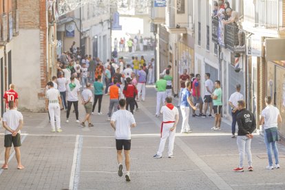 Los toros pasan de tres en tres tanto por el paso de 'Las Máquinas', como por las calles de Cuéllar