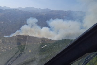 Incendio en El Raso, situado en Candeleda (Ávila)