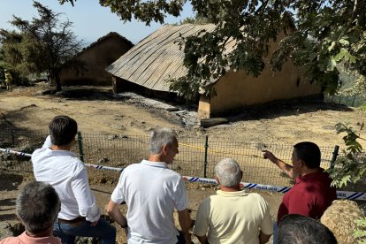 El consejero de Cultura, Gonzalo Santonja, visita la zona del incendio en el castro Vetton de El Raso (Candeleda).