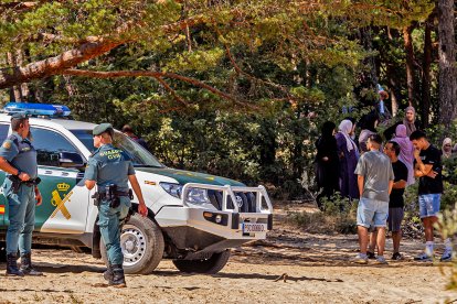 Guardia Civil en el pantano, y a la derecha, familiares de Anwar Chaoui.