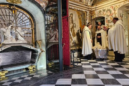 Primera fase del estudio del sepulcro y las reliquias de Santa Teresa de Jesús, en Alba de Tormes (Salamanca).