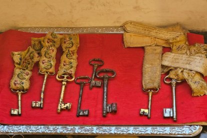 Primera fase del estudio del sepulcro y las reliquias de Santa Teresa de Jesús, en Alba de Tormes (Salamanca).