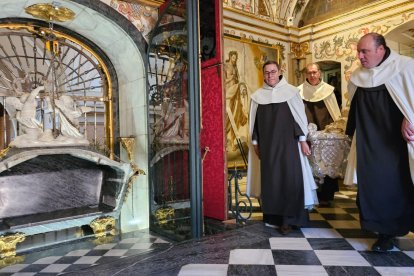 Primera fase del estudio del sepulcro y las reliquias de Santa Teresa de Jesús, en Alba de Tormes (Salamanca).