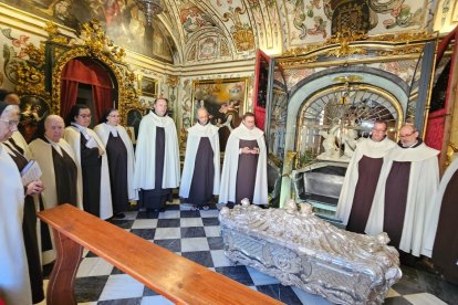 Primera fase del estudio del sepulcro y las reliquias de Santa Teresa de Jesús, en Alba de Tormes (Salamanca).