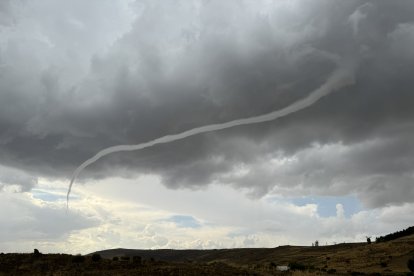 Un tornado a su paso por la localidad abulense de Riofrío.