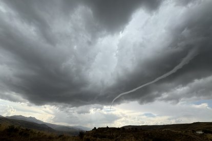 Un tornado a su paso por la localidad abulense de Riofrío.