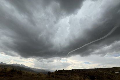 Un tornado a su paso por la localidad abulense de Riofrío.