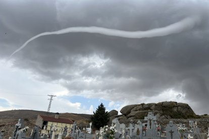 Un tornado a su paso por la localidad abulense de Riofrío.