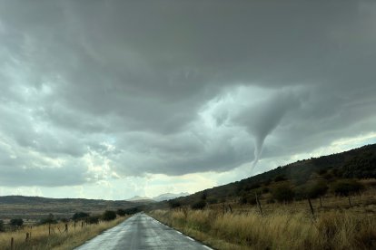 Un tornado a su paso por la localidad abulense de Riofrío.