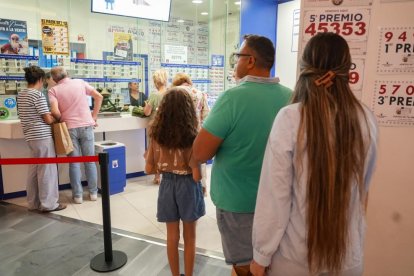 Cola en La Rana de Oro, en Valladolid, para comprar décimos del Gordo de Navidad