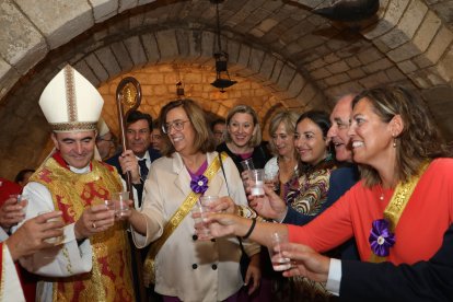 La vicepresidenta de la Junta de Castilla y León y consejera de Familia e Igualdad de Oportunidades, Isabel Blanco(C), junto al consejero de Economía y Hacienda ,Carlos Fernandez Carrieo; a la alcadesa Miriam Andrés; y a la presidenta de la Diputación Angeles Armisén, entre otros, asiste a los actos con motivo de la Festividad de San Antolín, en la imagen beben agua en la cripta de la Catedral